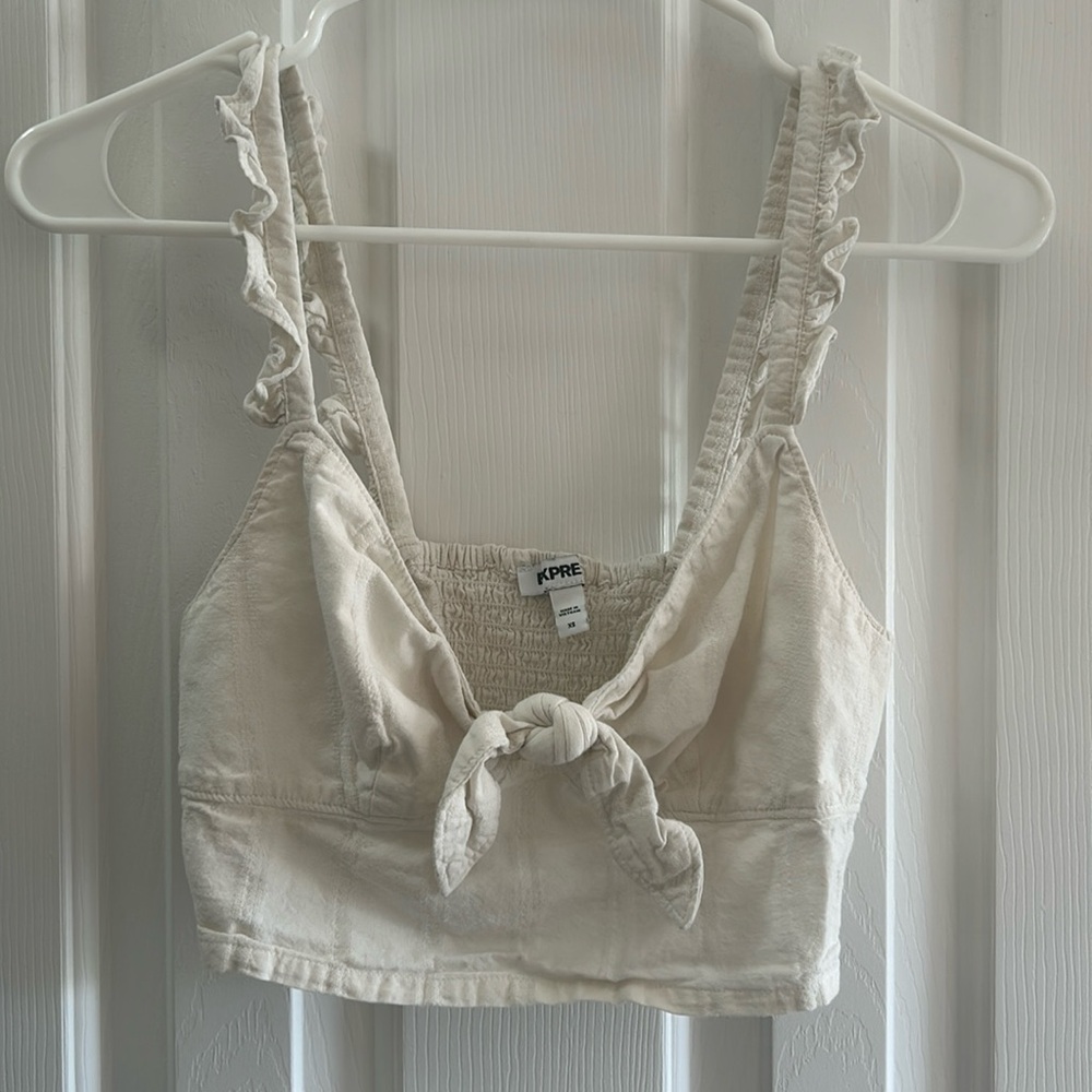Knotted white cropped tank top